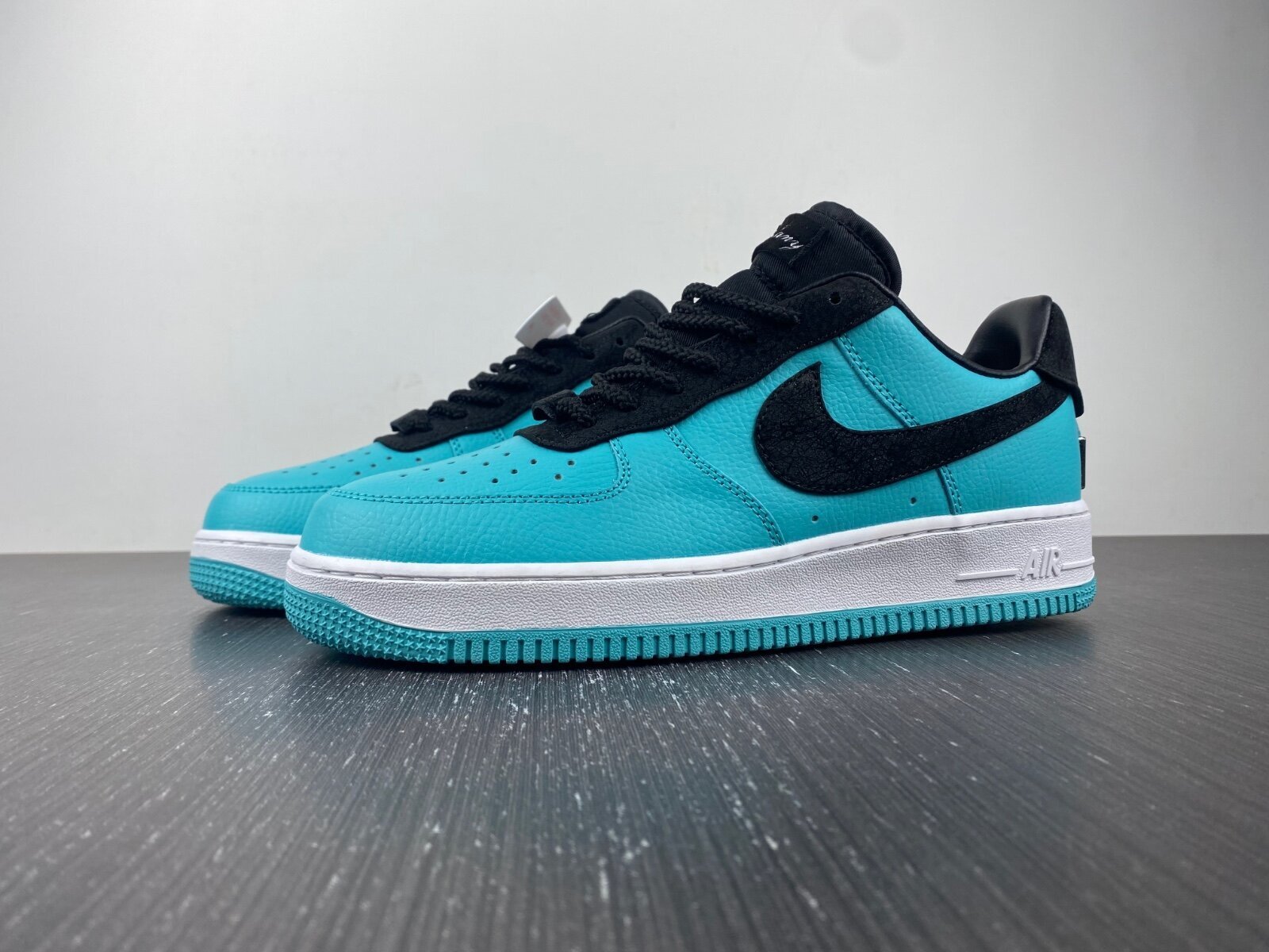 Tiffany & Co. x Air Force 1 Friends and Family - Image 2