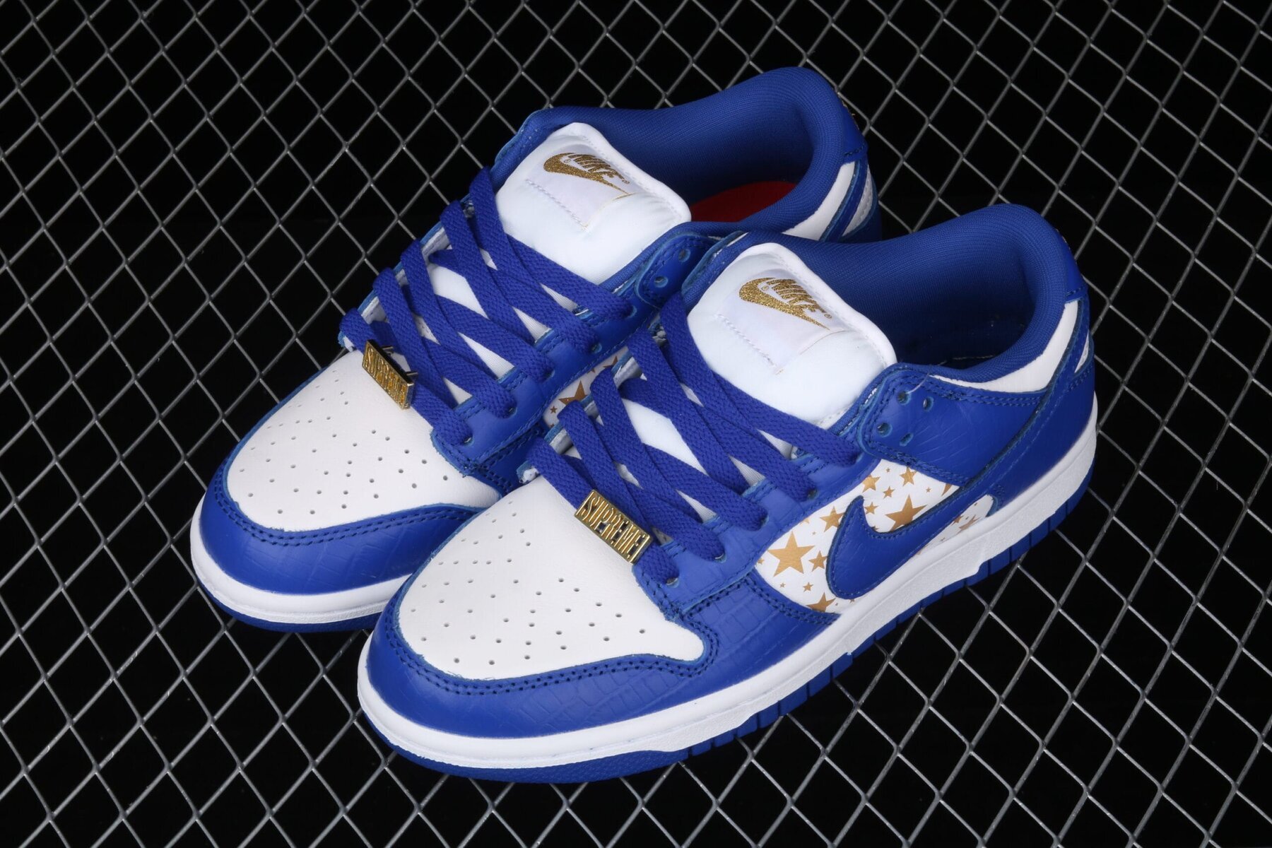 SB Dunk Low, Supreme Stars Hyper Royal - Image 2