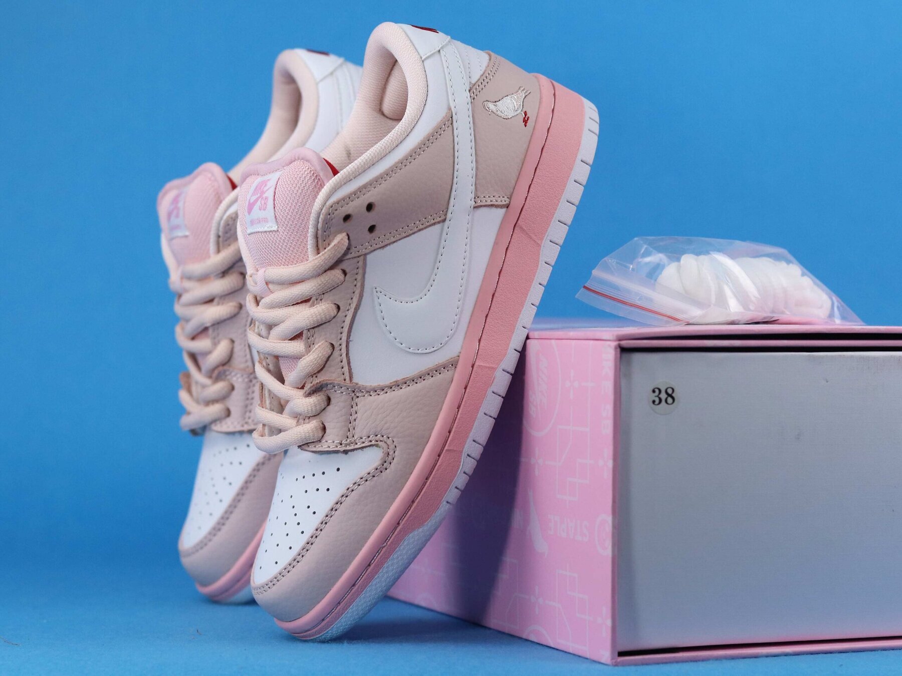 SB Dunk Low Pink Pigeon - Image 7
