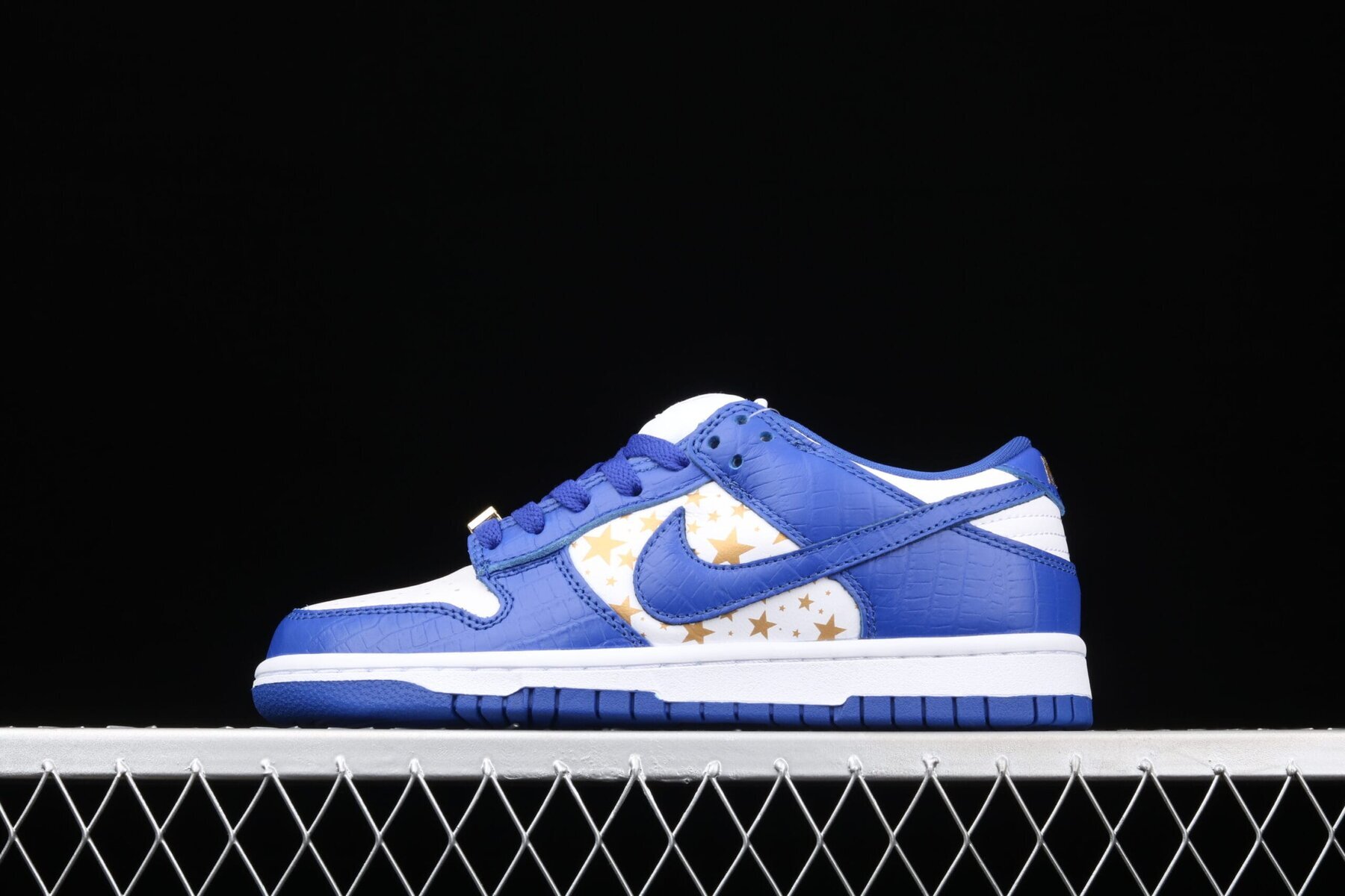 SB Dunk Low, Supreme Stars Hyper Royal - Image 6