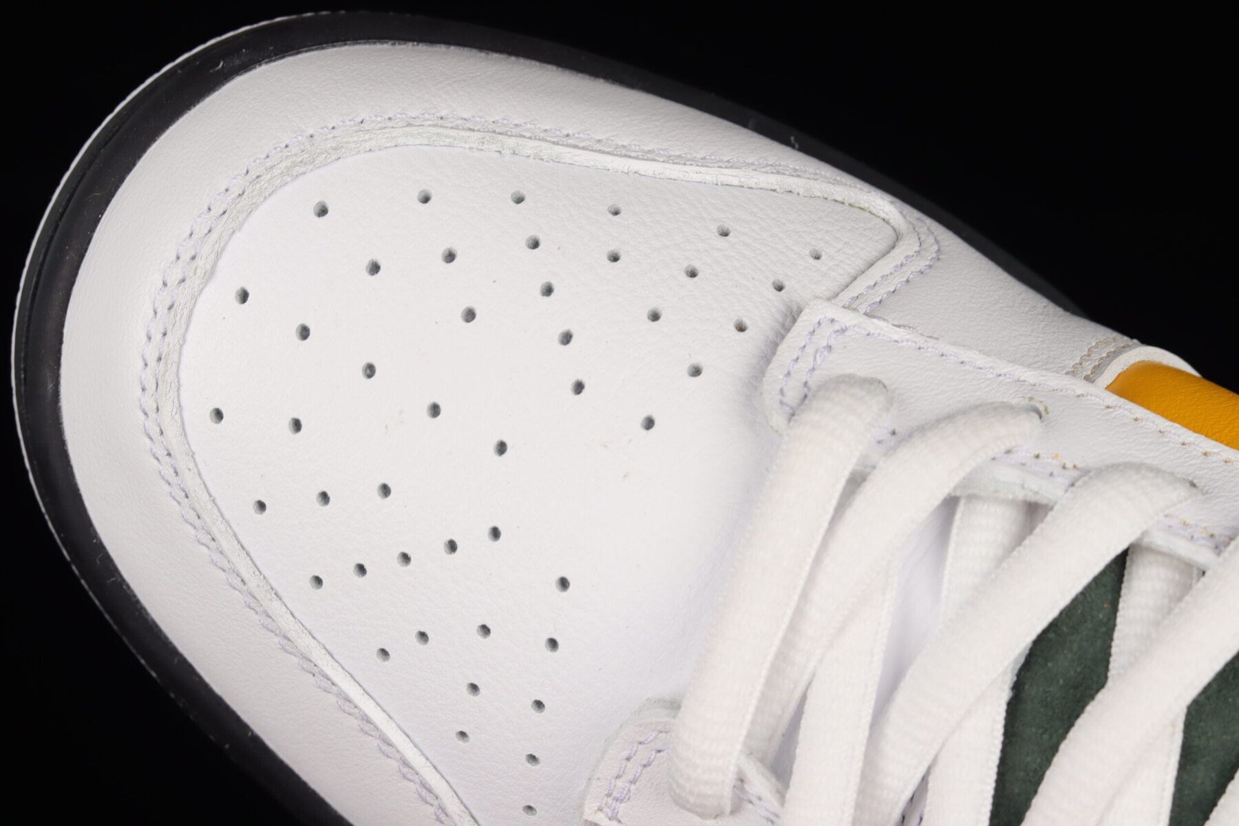 SB Dunk Low Kobe White Yellow Green Black - Image 4