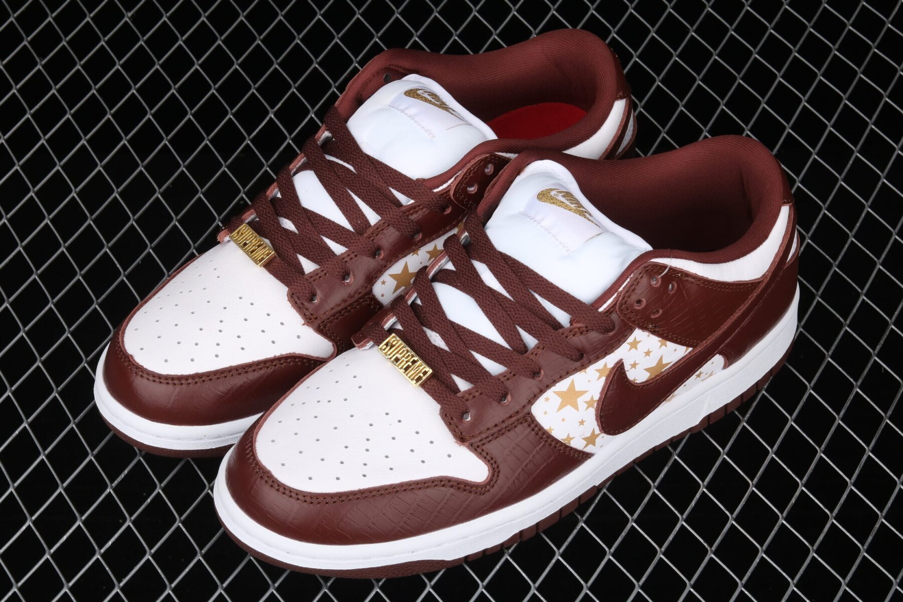 SB Dunk Low, Supreme Stars Barkroot Brown - Image 2