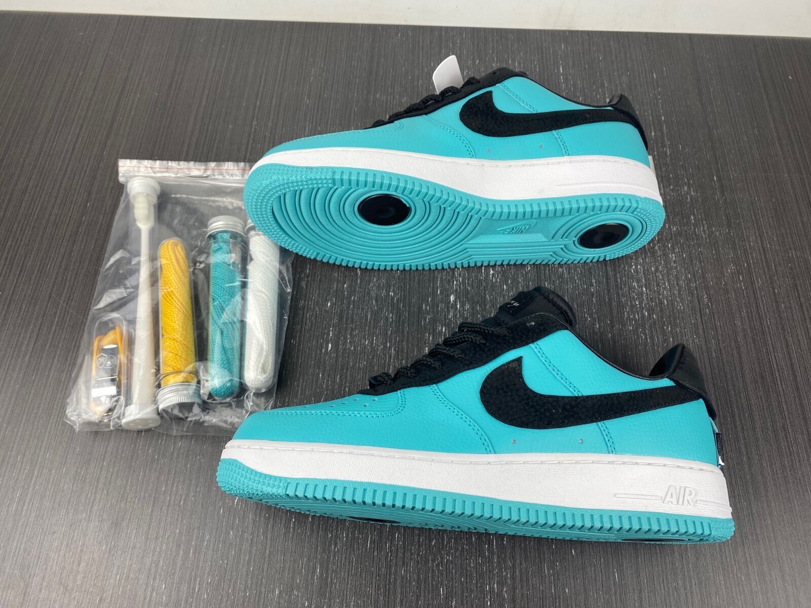 Tiffany & Co. x Air Force 1 Friends and Family - Image 12