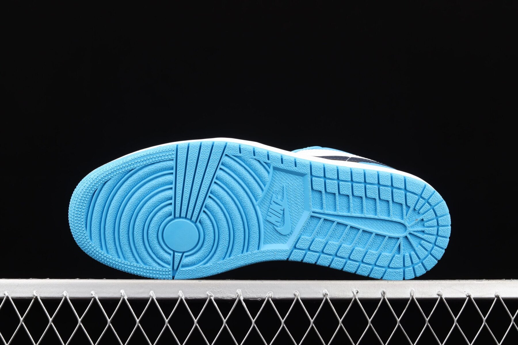 AJ1 Low, UNC - Image 9