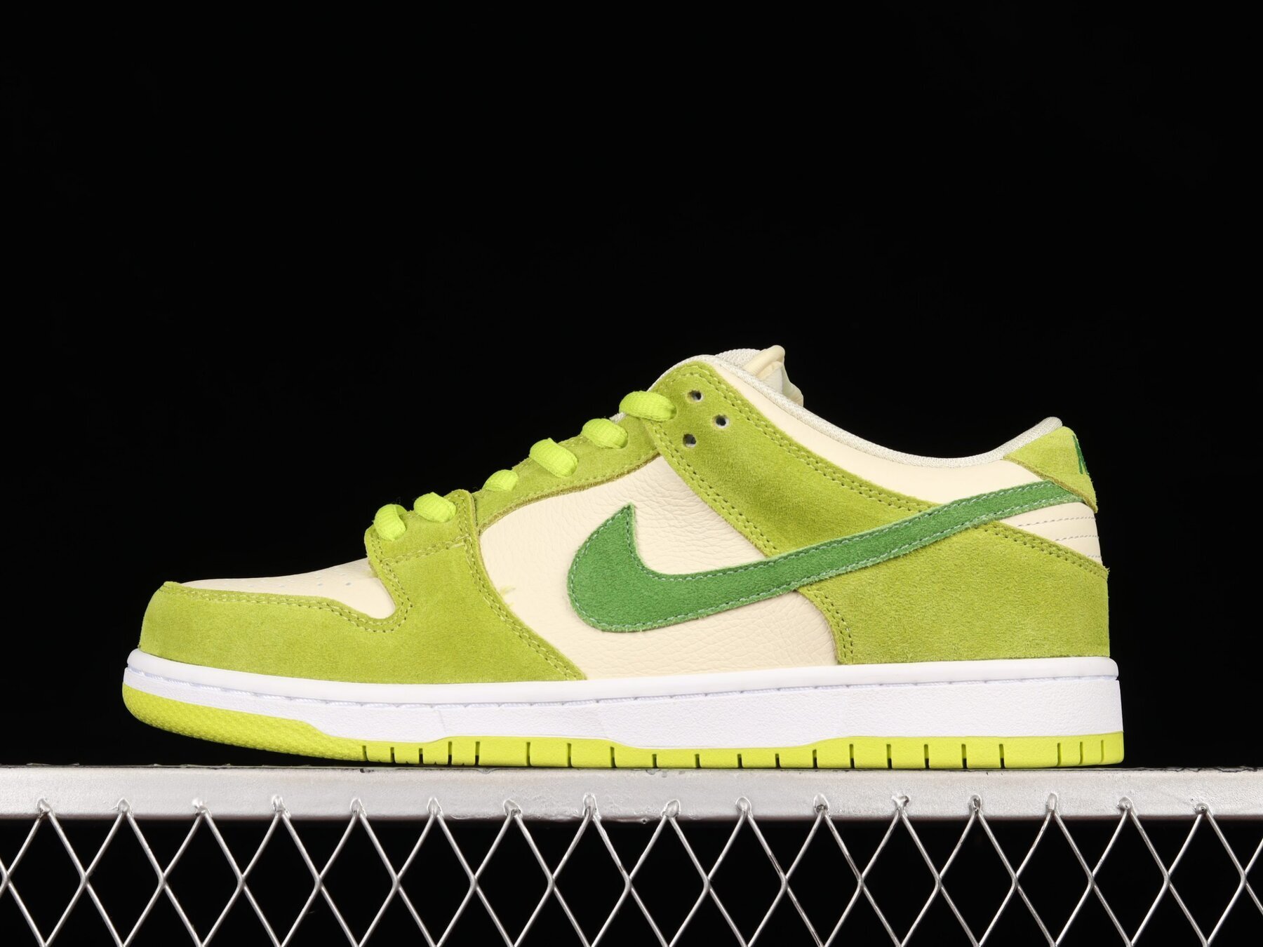SB Dunk Low Green Apple - Image 5
