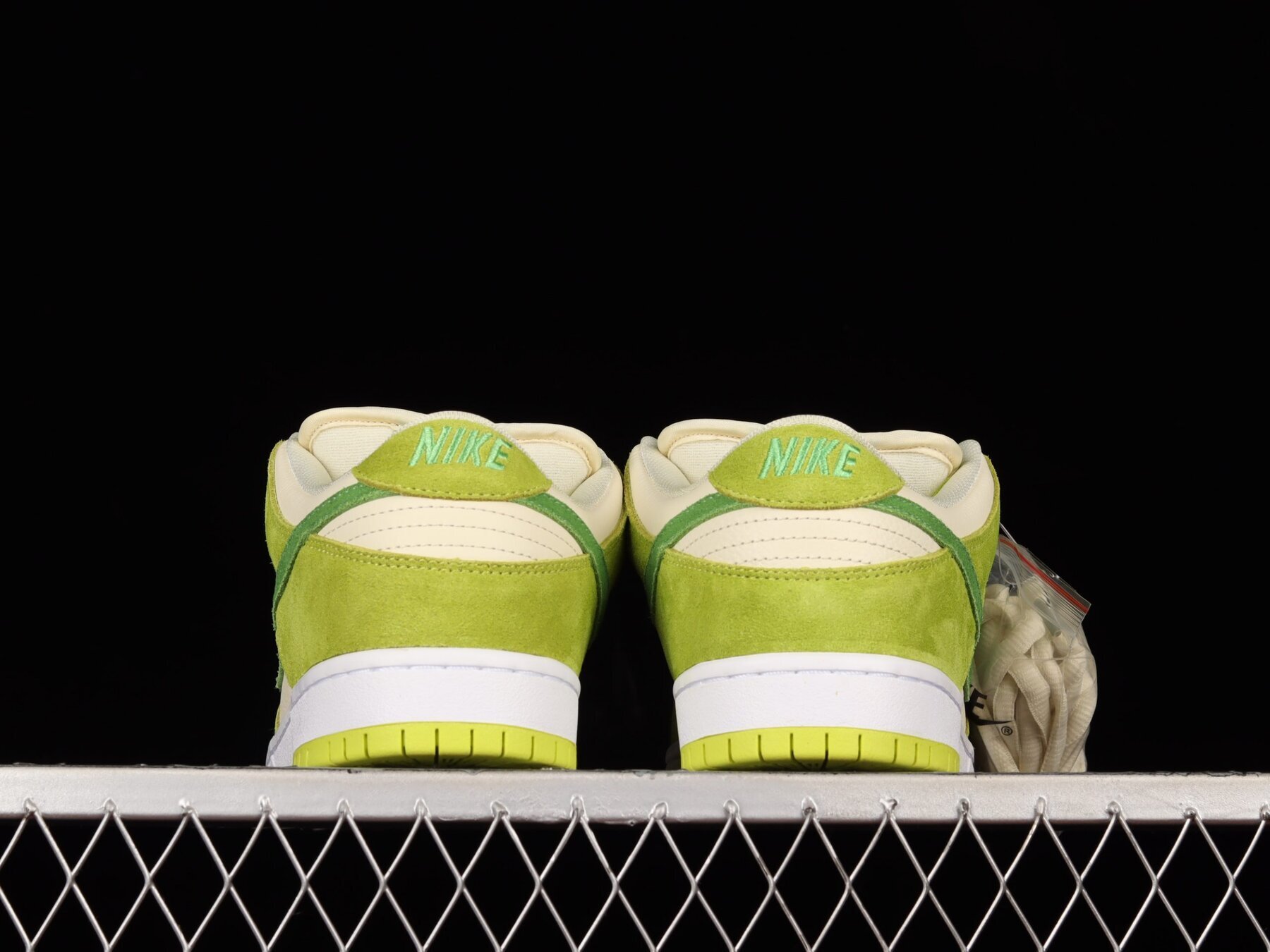 SB Dunk Low Green Apple - Image 4
