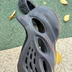 Adidas Yeezy Foam RNNR Onyx - Image 13