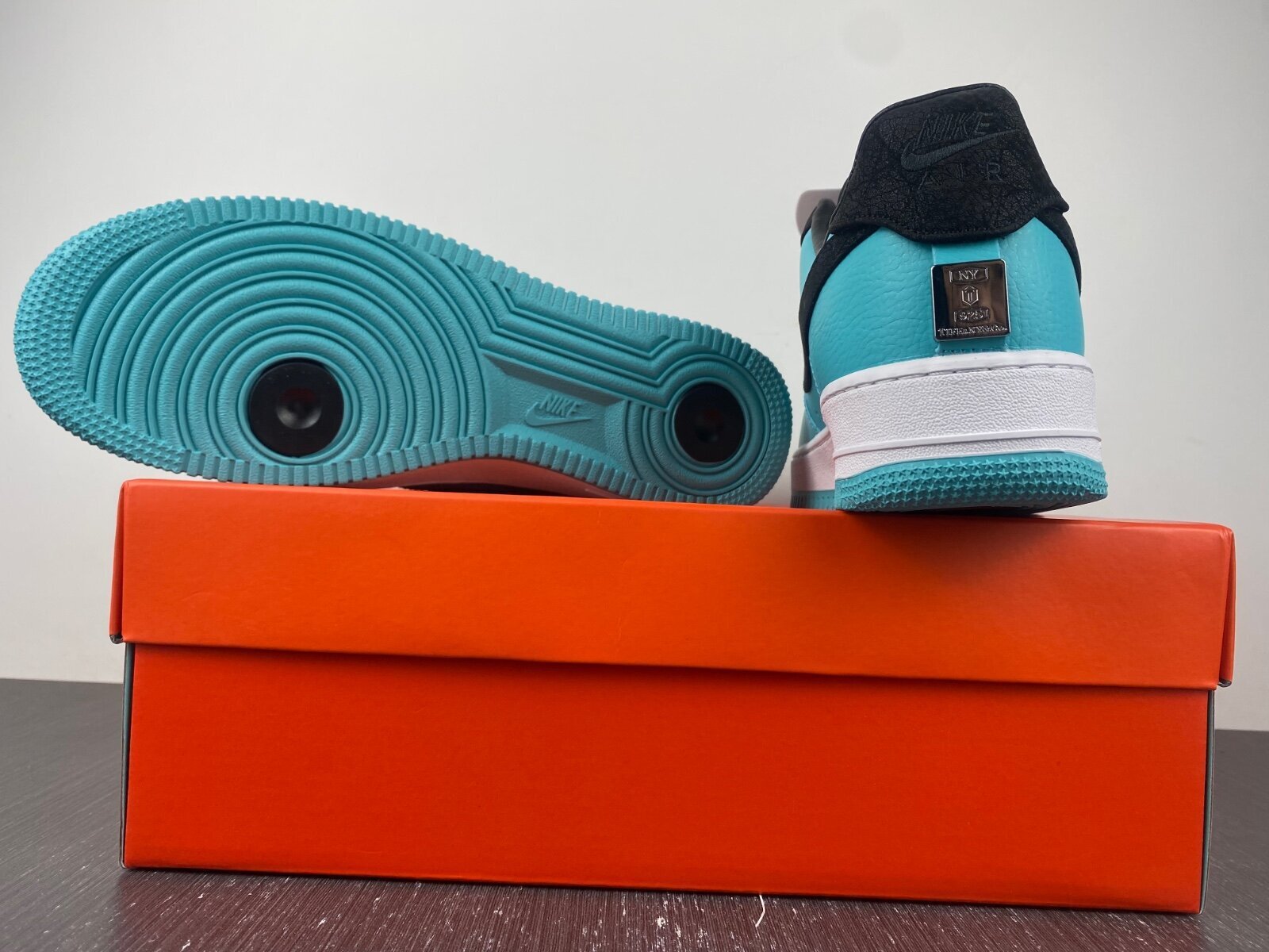 Tiffany & Co. x Air Force 1 Friends and Family - Image 3