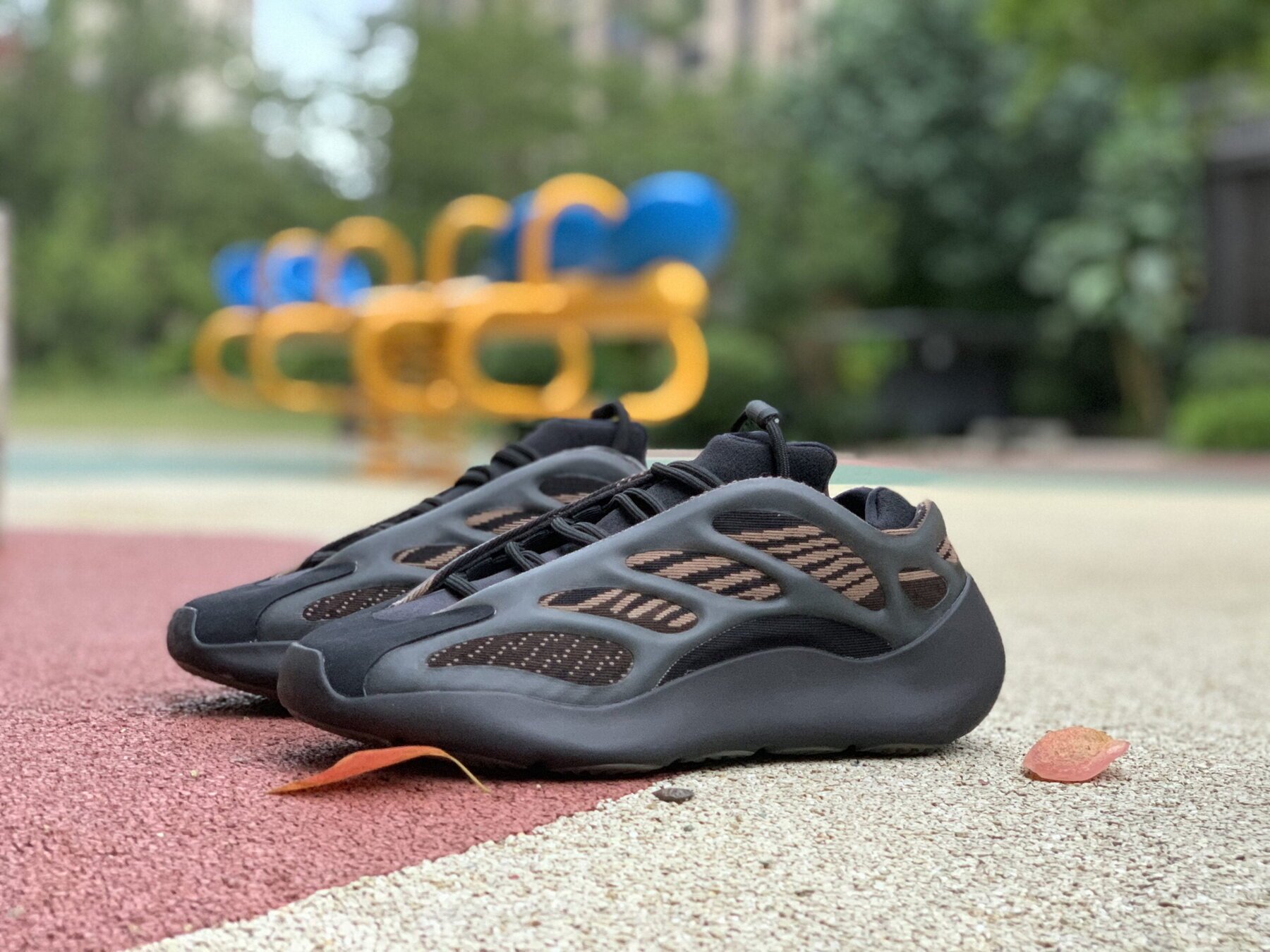 adidas Yeezy 700 V3 Clay Brown - Image 8