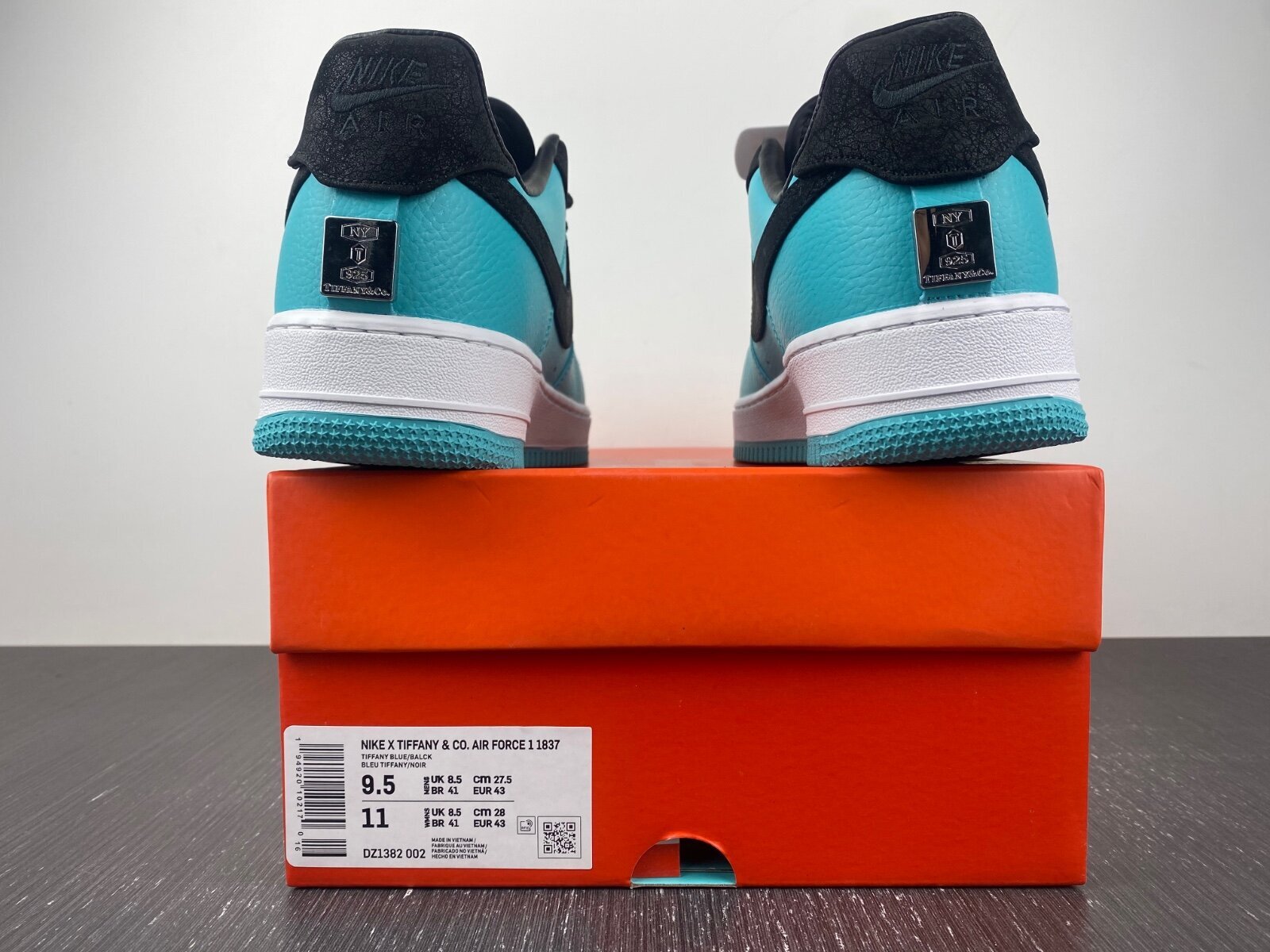 Tiffany & Co. x Air Force 1 Friends and Family - Image 4