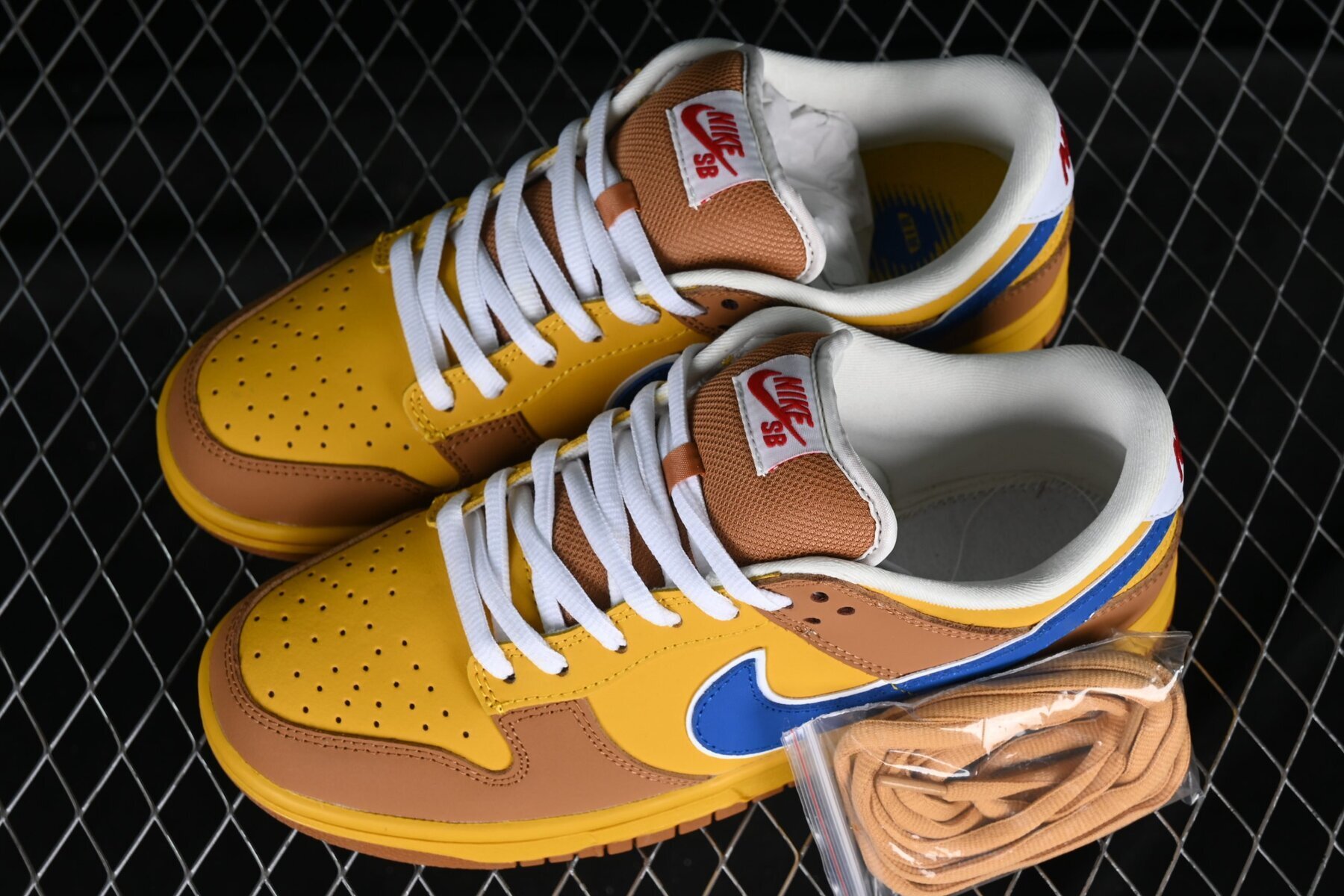 SB Dunk Low Newcastle Brown - Image 9