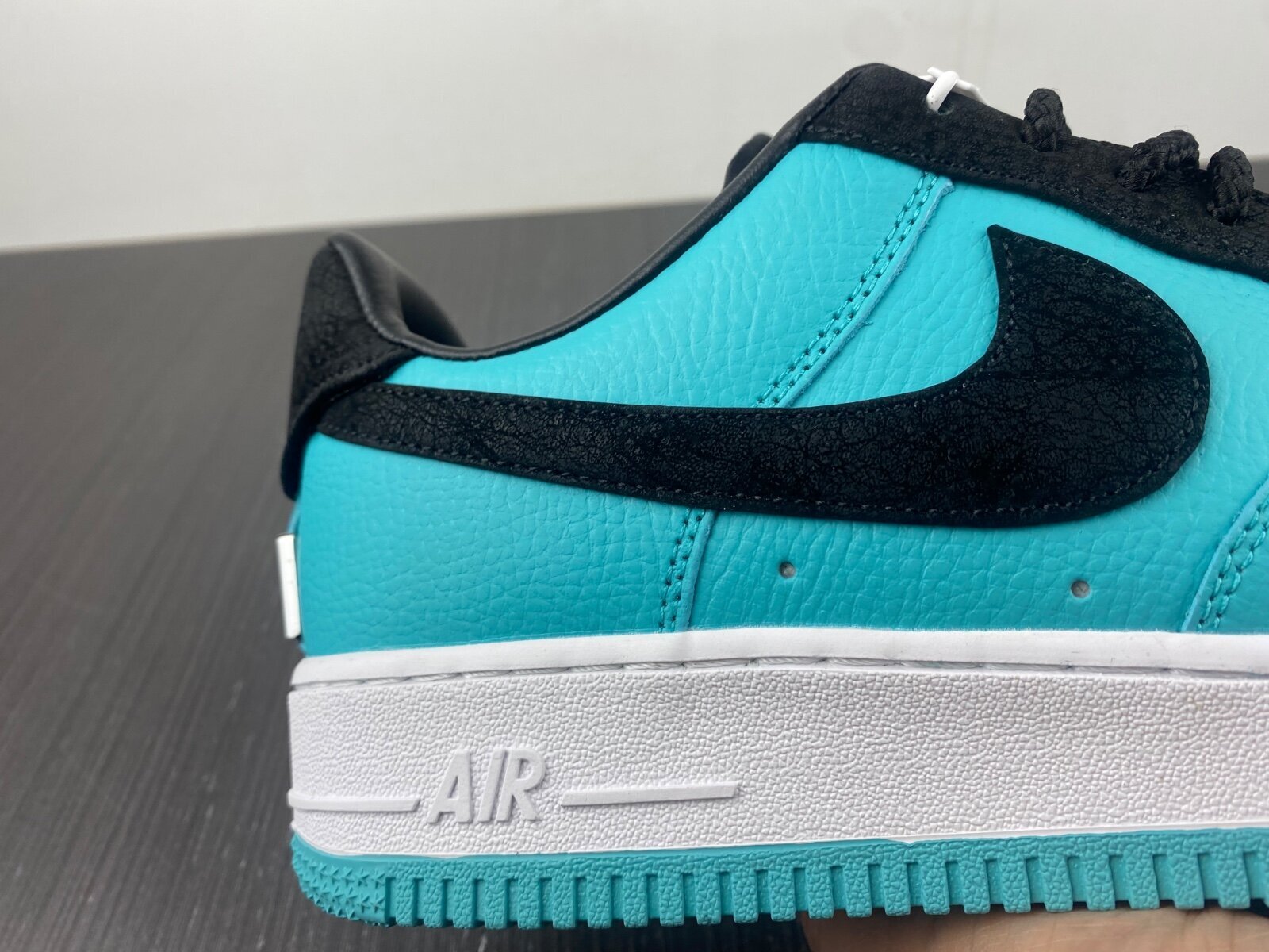 Tiffany & Co. x Air Force 1 Friends and Family - Image 5