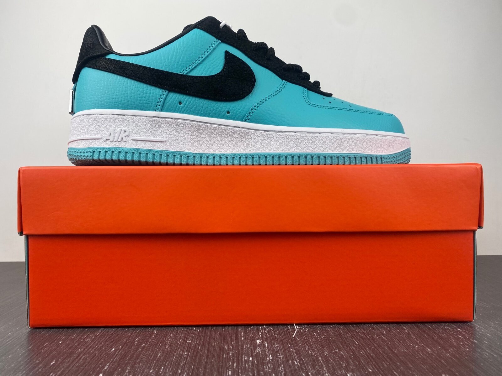 Tiffany & Co. x Air Force 1 Friends and Family - Image 10