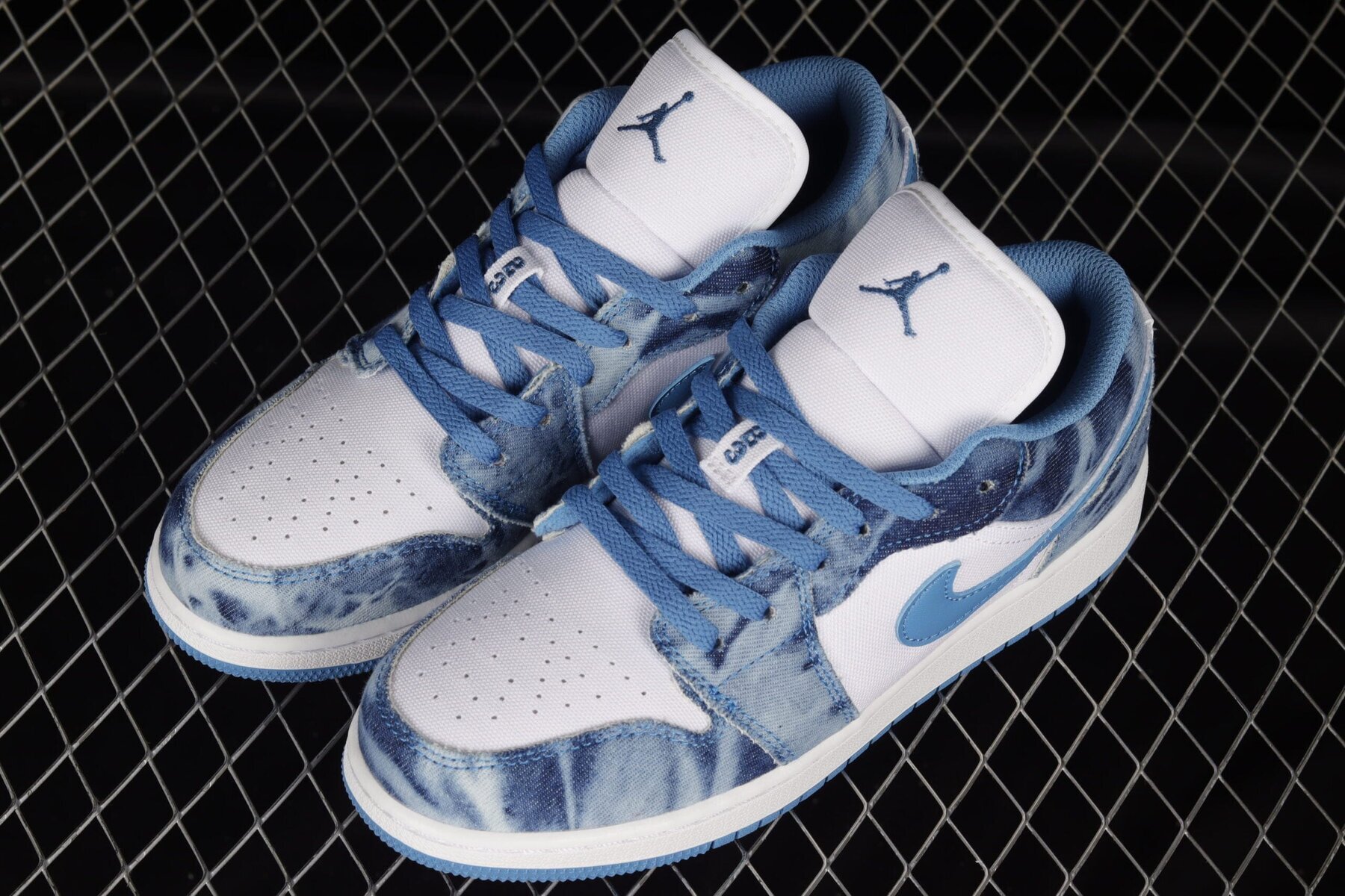AJ1 Low, Washed Denim - Image 4