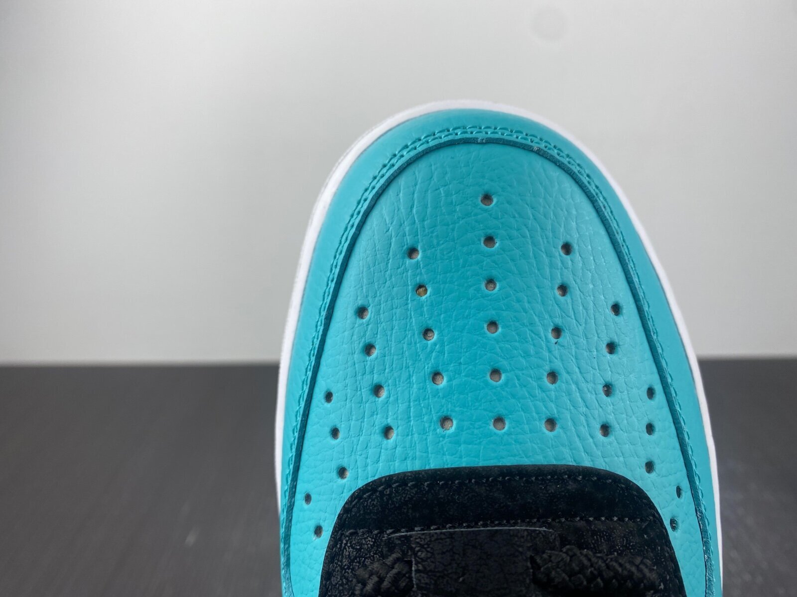 Tiffany & Co. x Air Force 1 Friends and Family - Image 7