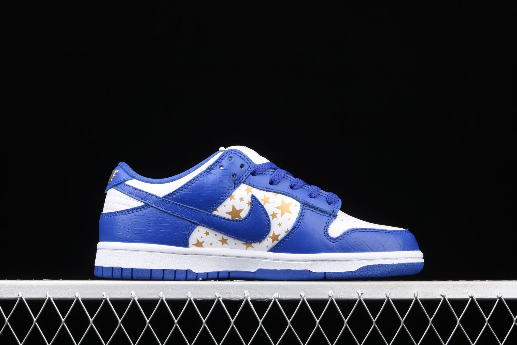 SB Dunk Low, Supreme Stars Hyper Royal - Image 9