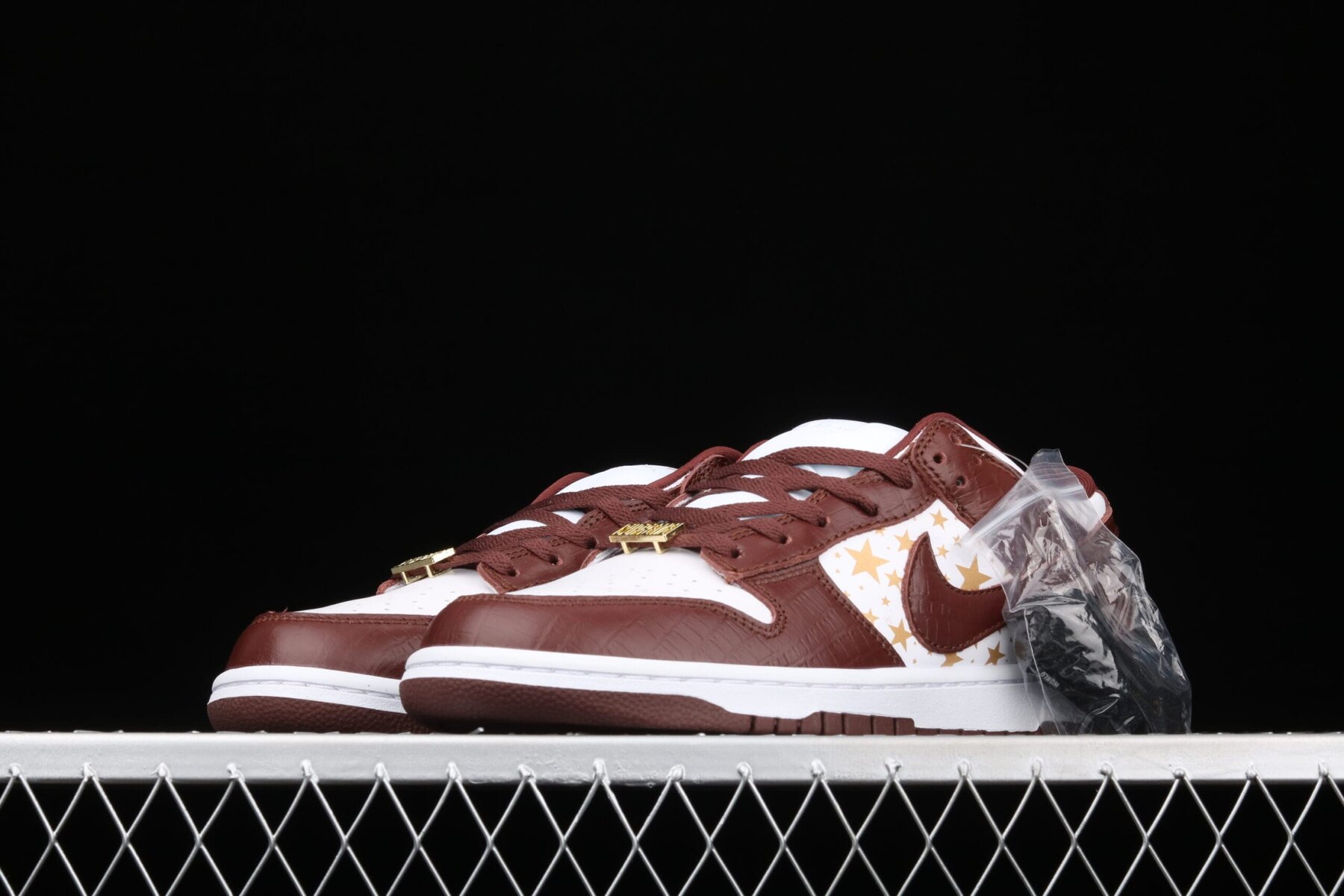 SB Dunk Low, Supreme Stars Barkroot Brown - Image 12