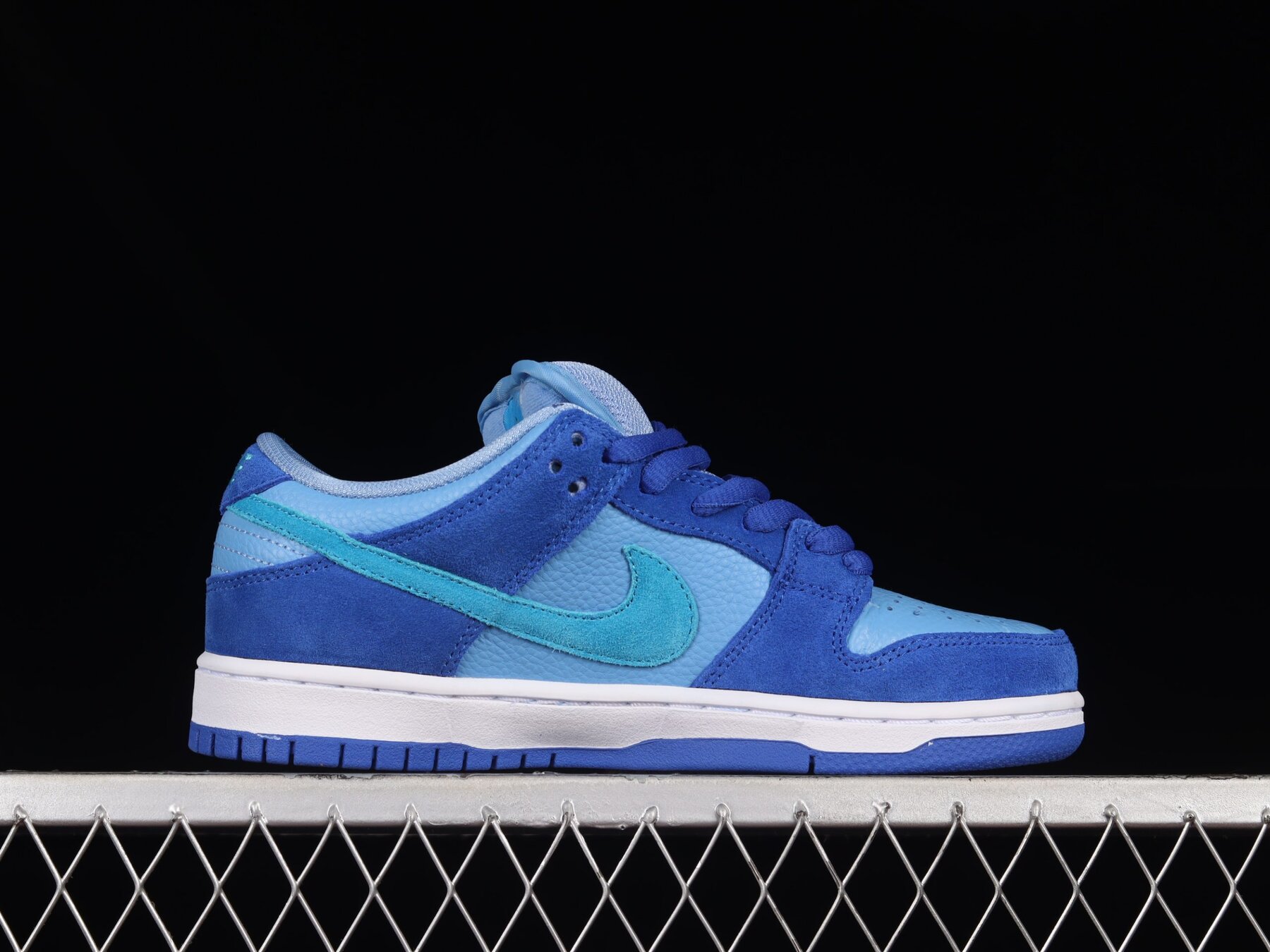SB Dunk Low Blue Raspberry - Image 8