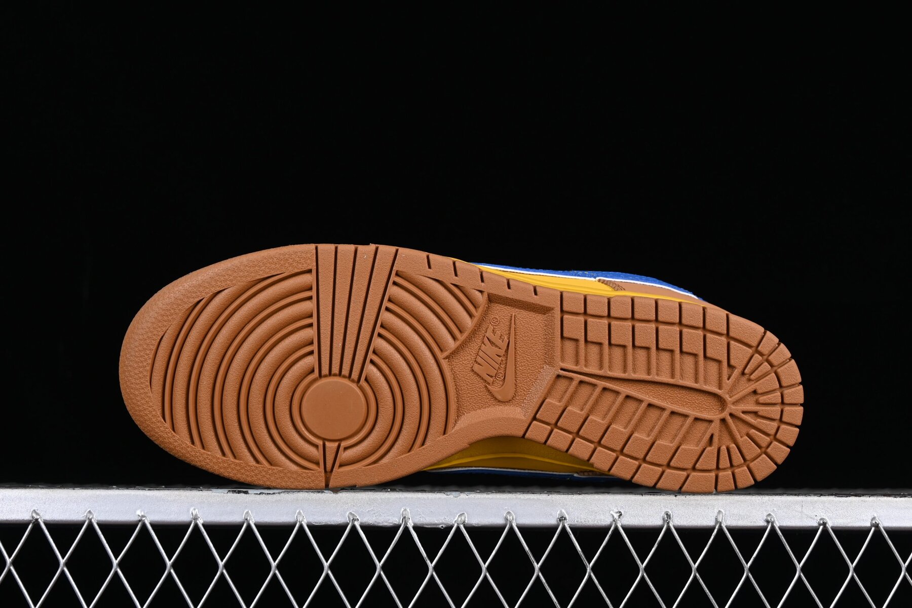 SB Dunk Low Newcastle Brown - Image 15