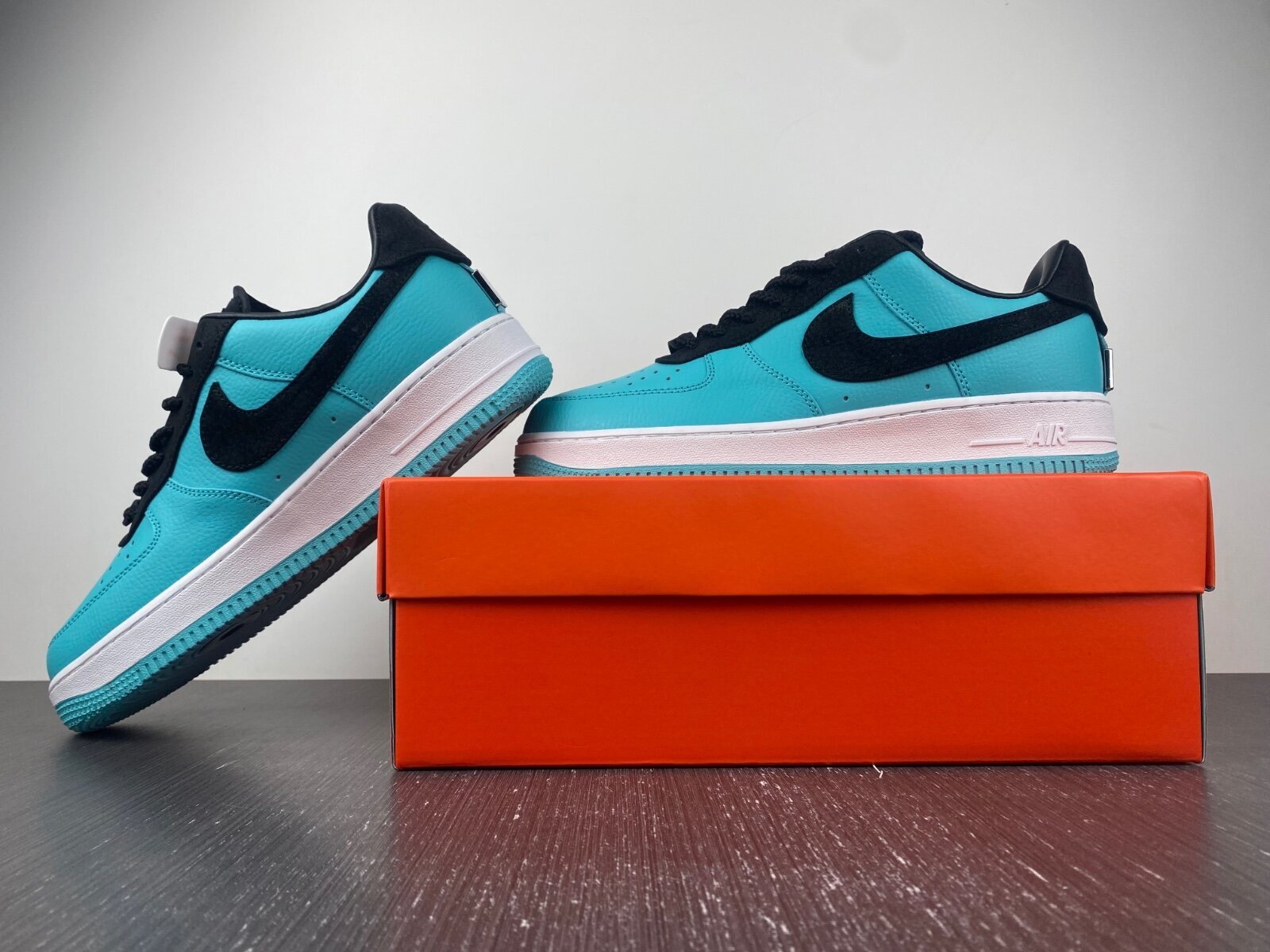 Tiffany & Co. x Air Force 1 Friends and Family - Image 18