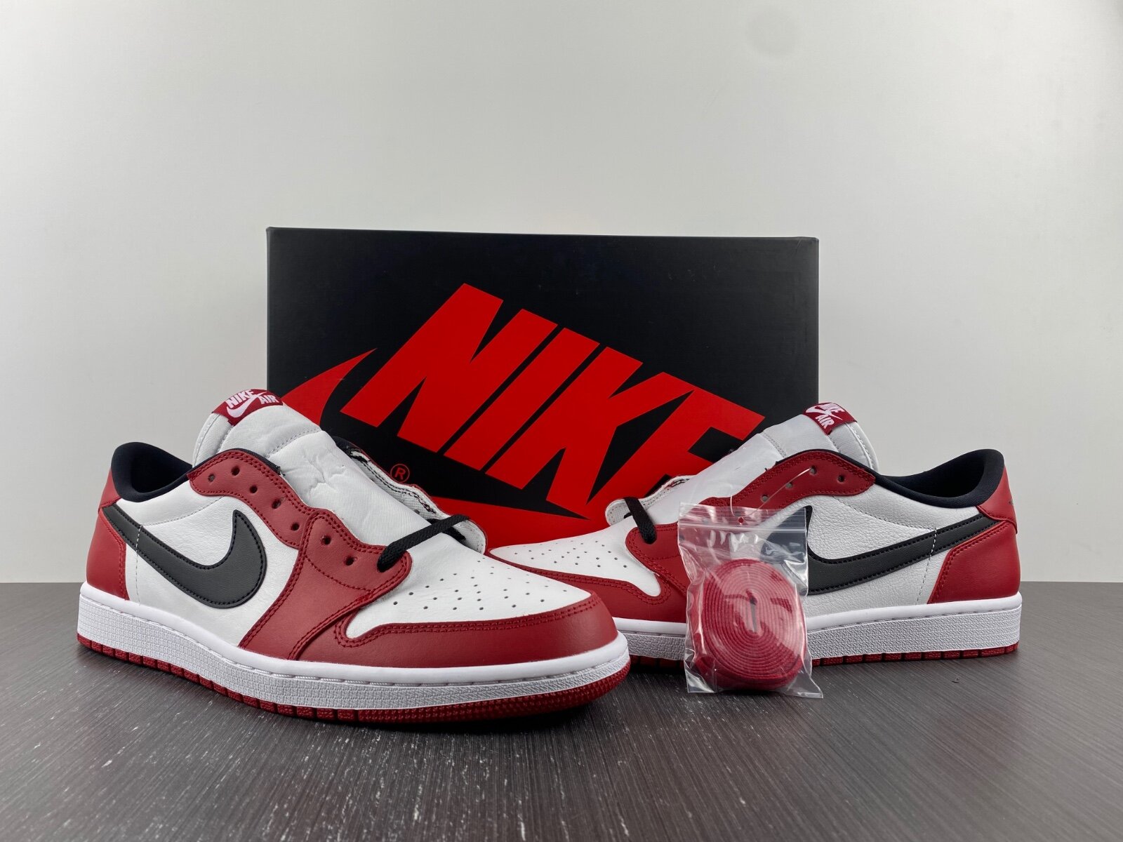 AJ1 Retro Low Chicago (2016) - Image 2