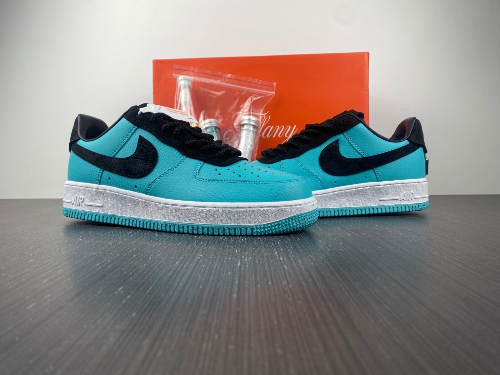 Tiffany & Co. x Air Force 1 Friends and Family - Image 20
