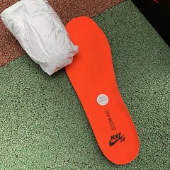 SB Dunk Low Infrared Orange - Image 6