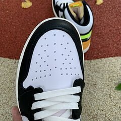 AJ1 University Gold - Image 7