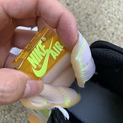 AJ1 University Gold - Image 3