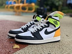 AJ1 University Gold - Image 5