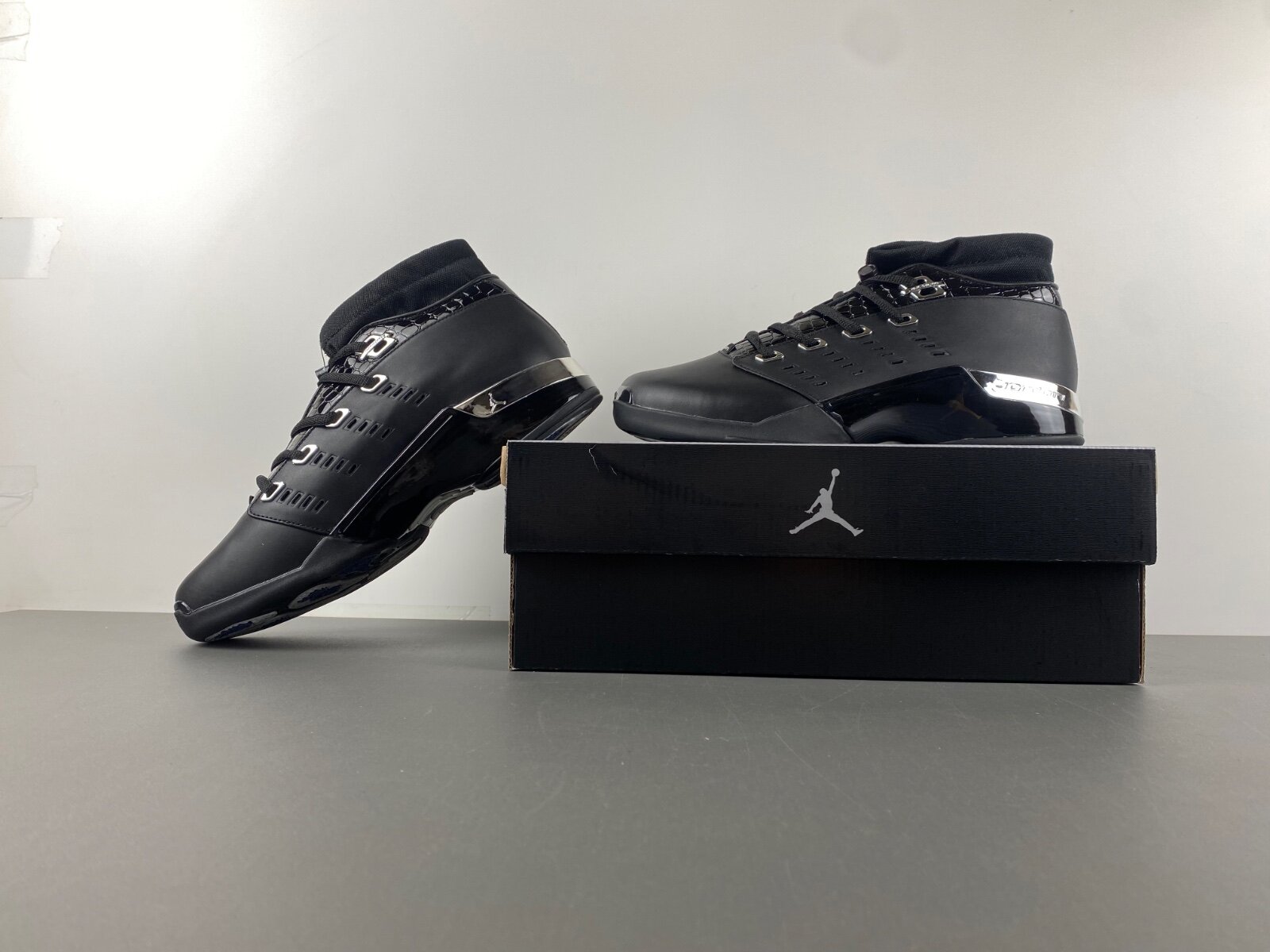 AJ17 OG Low Black Chrome - Image 4