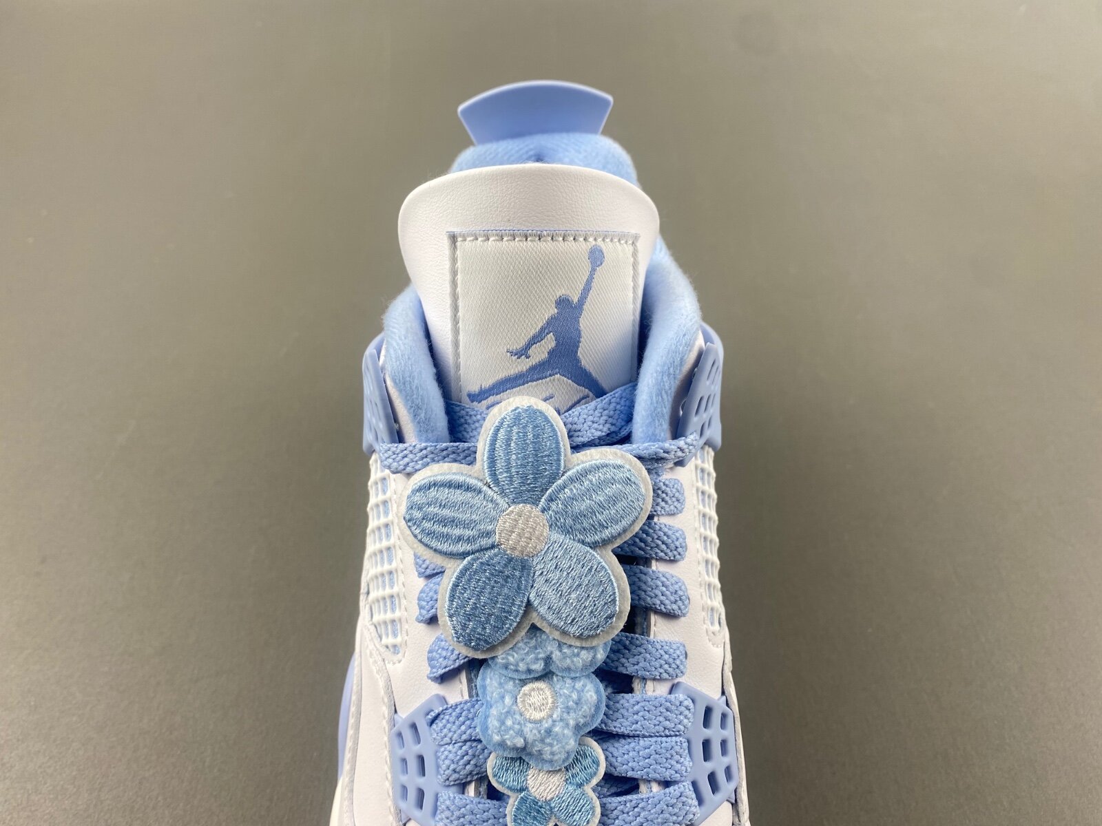 AJ4 WMNS Aluminum - Image 5