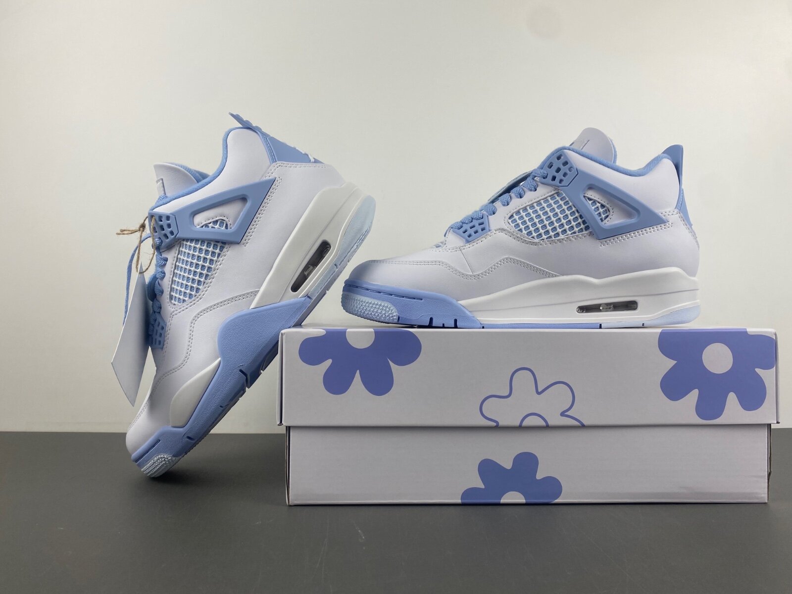 AJ4 WMNS Aluminum - Image 3