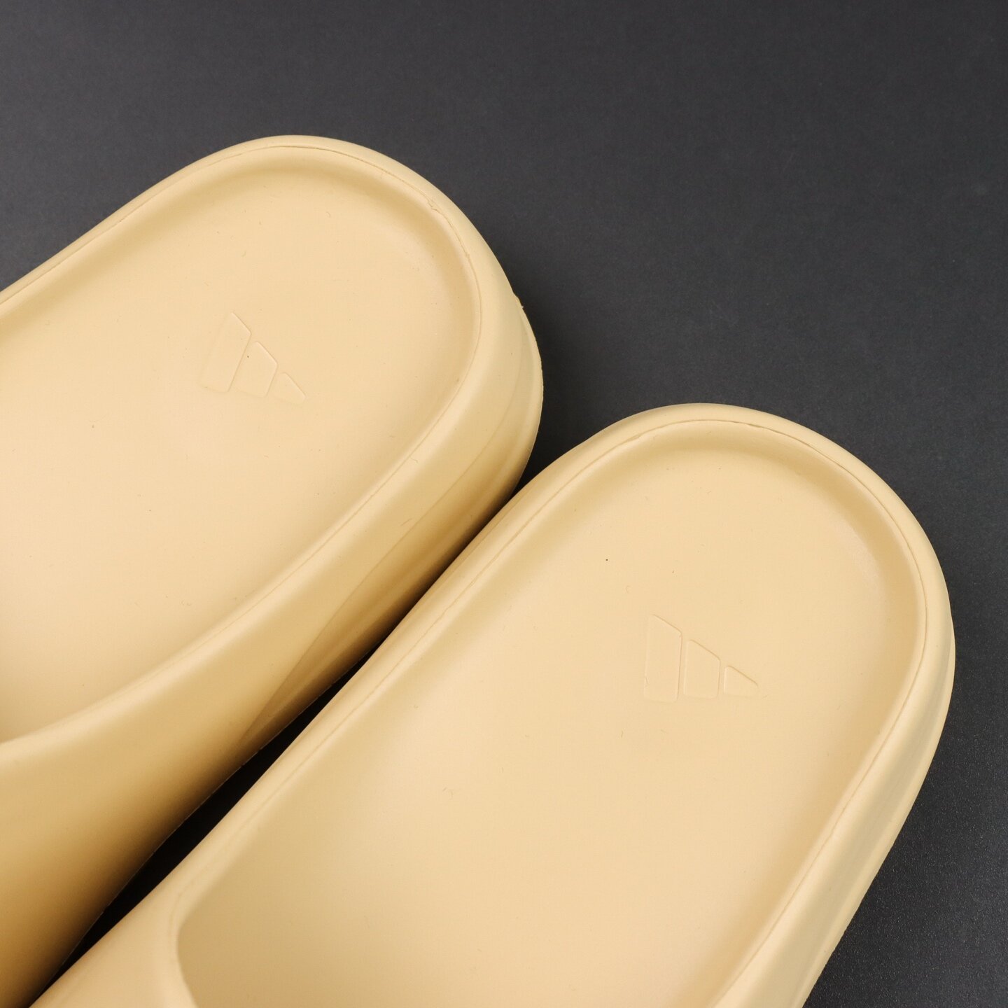 Yeezy Slide Desert Sand - Image 4