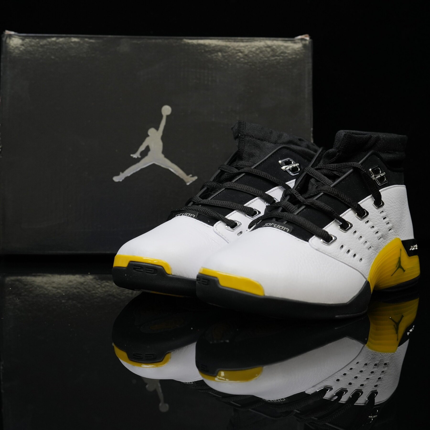 AJ17 Low "Lightning - Image 7